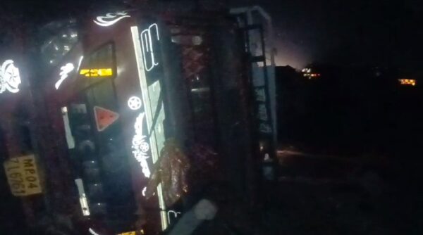 MP ACCIDENT NEWS : नेशनल हाईवे पर पलटी श्रद्धालुओं से भरी मिनी ट्रक, 25 श्रृद्धालु हुए घायल