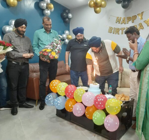RAIPUR NEWS : पंडरी स्थित ग्रैंड विजन दफ्तर में धूमधाम से केक काटकर मनाया गया होटल एसो. के अध्यक्ष तरणजीत सिंह होरा का जन्मदिन  