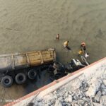 CG ACCIDENT BREAKING: बड़ा हादसा; अनियंत्रित होकर ट्रेलर नदी में गिरी, मौके पर पहुंची पुलिस की टीम 