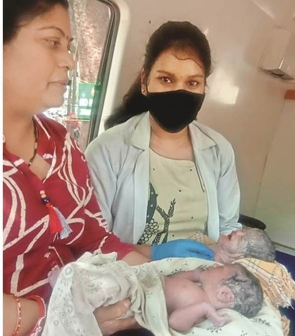 RAIPUR NEWS : गर्भवती महिला ने एम्बुलेंस में दिया जुड़वां बच्चों को जन्म