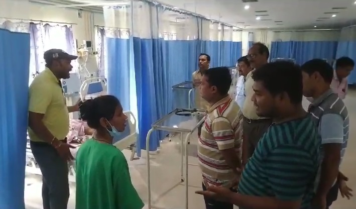 CG NEWS : इलाज के अभाव में महिला की मौत, परिजनों ने अस्पताल में मचाया हंगामा, प्रबंधन के खिलाफ की कार्रवाई की मांग