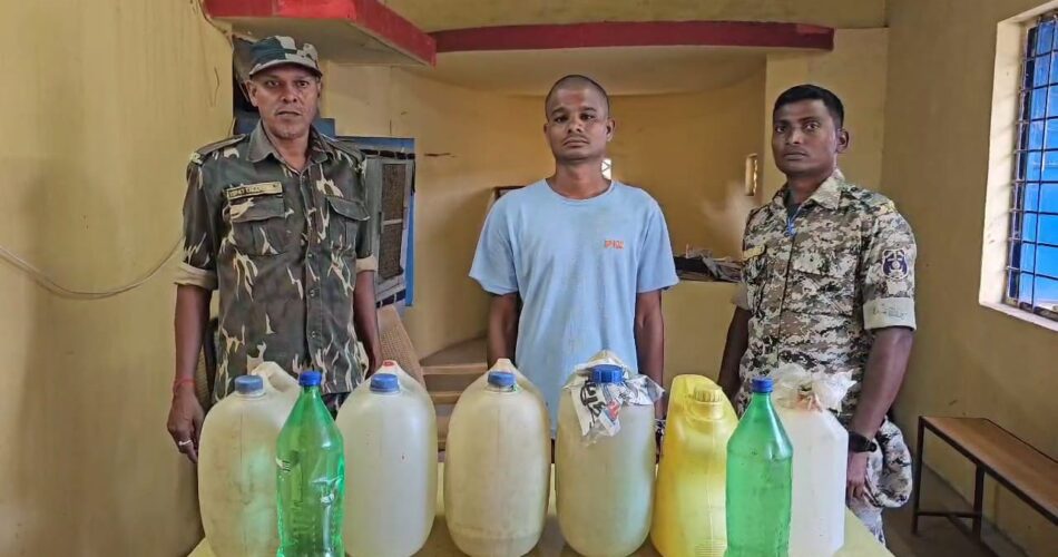 CG CRIME : अवैध नशे के खिलाफ पुलिस की कार्रवाई; 52 लीटर देशी महुआ शराब के साथ दो आरोपी गिरफ्तार