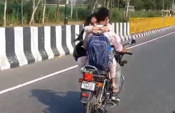  VIRAL VIDEO : नेशनल हाईवे पर रोमांस करते नजर आए पति-पत्नी, बाइक की टंकी पर बैठी दुल्हन, देखें वीडियो  