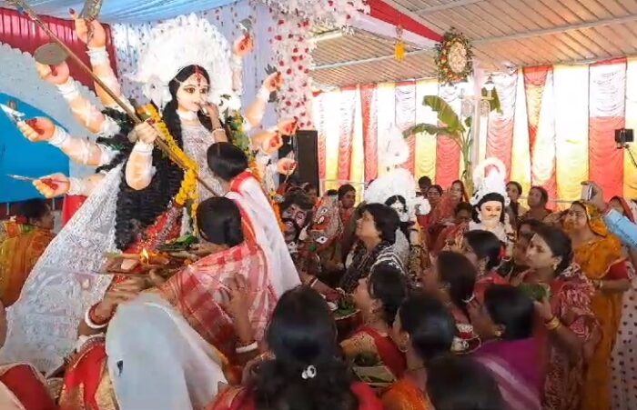 Durga Puja 2023 : विजयदशमी के अवसर पर बंगाली समाज द्वारा सिन्दूर खेला का किया आयोजन, विधि-विधान से की मां दुर्गा की आराधना
