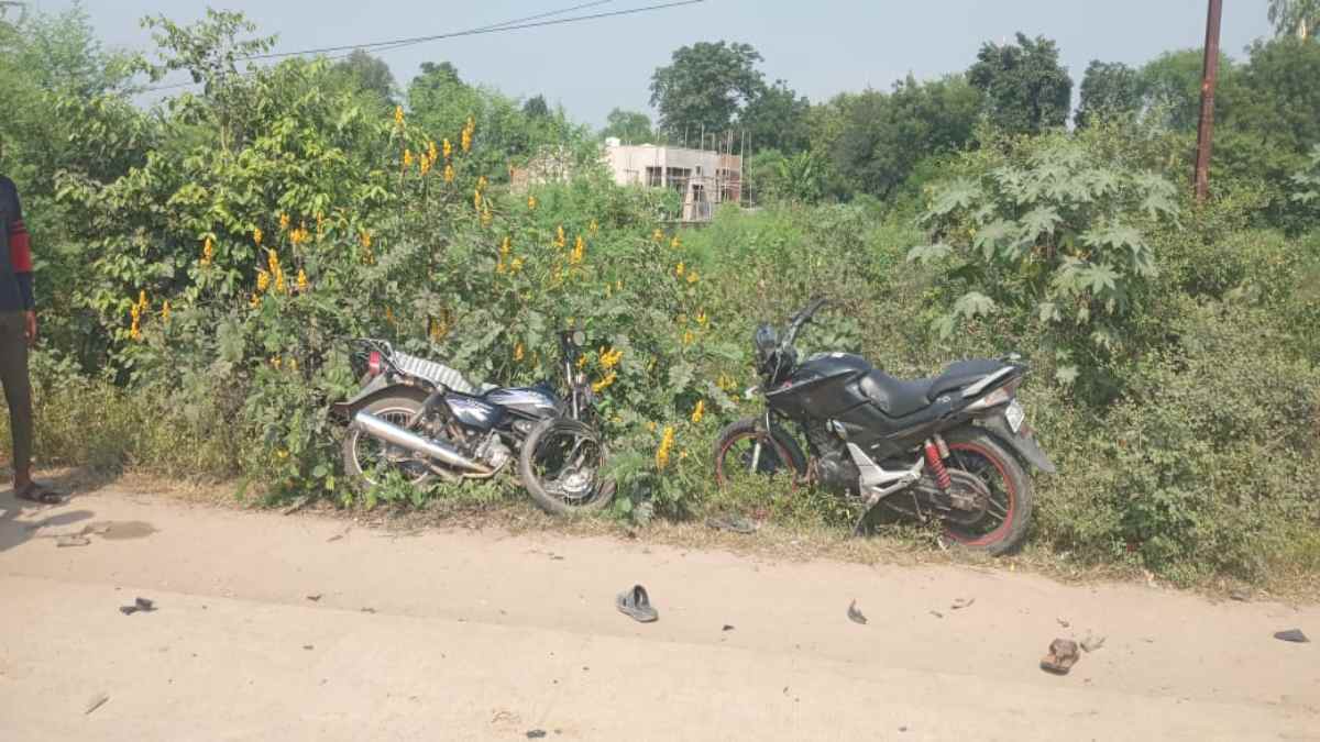 CG ACCIDENT : तेज रफ़्तार दो बाइक आपस में भिड़ी, दो युवकों की मौत, दो की हालत गंभीर
