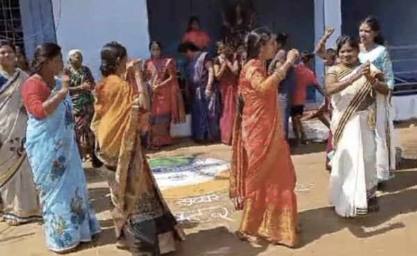 CG NEWS : गरबा के साथ साथ महिलाओं ने किया सुआ नृत्य, लोकगीत से आम नागरिकों को दिया मतदाता जागरूकता का संदेश