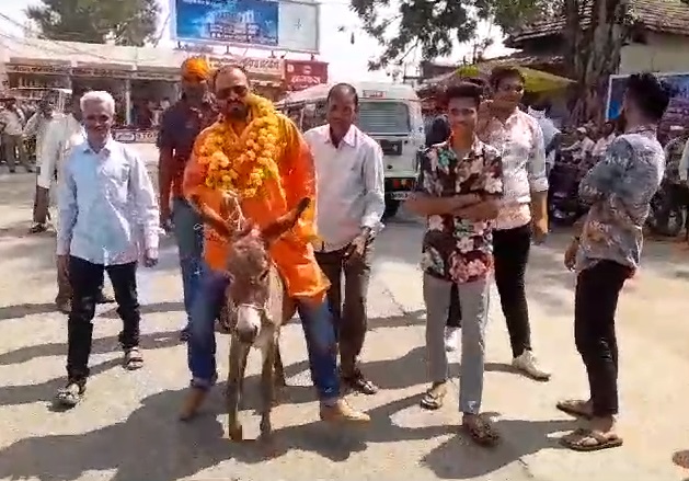 WATCH VIDEO : नामांकन दाखिल करने गधे पर सवार होकर पहुंचे BJP के बागी नेता, देखें वीडियो