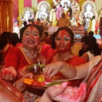 Durga Puja 2023 : आज सिंदूर खेला के साथ विदा लेंगी मां दुर्गा, जानिए क्यों और कैसे मनाया जाता है सिंदूर उत्सव