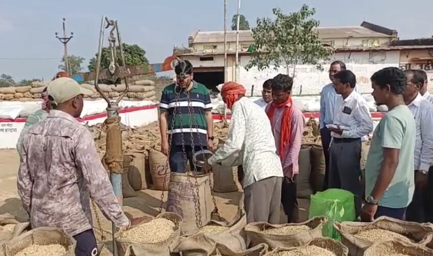 Dhan Kharidi In Chhattisgarh : प्रदेश में आज से समर्थन मूल्य पर शुरू हुई धान खरीदी, अधिकारियों ने किया धान समितियों का निरीक्षण 