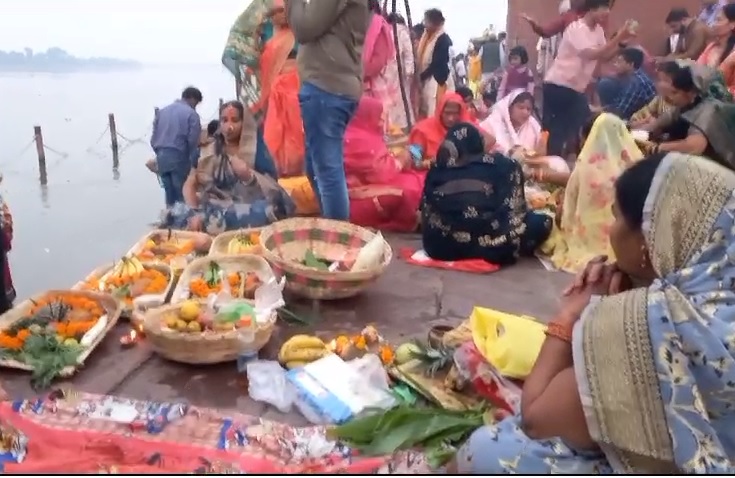 Chhath Puja 2023 : डूबते सूर्य को दिया महिलाओं ने आर्ध्य, छटी मैया से सुख समृद्धि के लिए मांगा आशीर्वाद