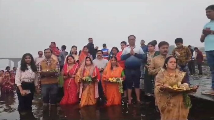 Chhath Puja 2023 : नर्मदा घाट पर महिलाओ ने उगते सूर्य को अर्घ्य देकर किया छठ पूजन, अखंड सौभाग्य के साथ सुख समृद्धि का मांगा आशीर्वाद