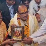 MP NEWS : पत्नी साधना के साथ ओंकारेश्वर मंदिर पहुंचे CM Shivraj Singh Chauhan, प्रदेश की जनता के लिए सुख, शांति और समृद्धि की कामना की