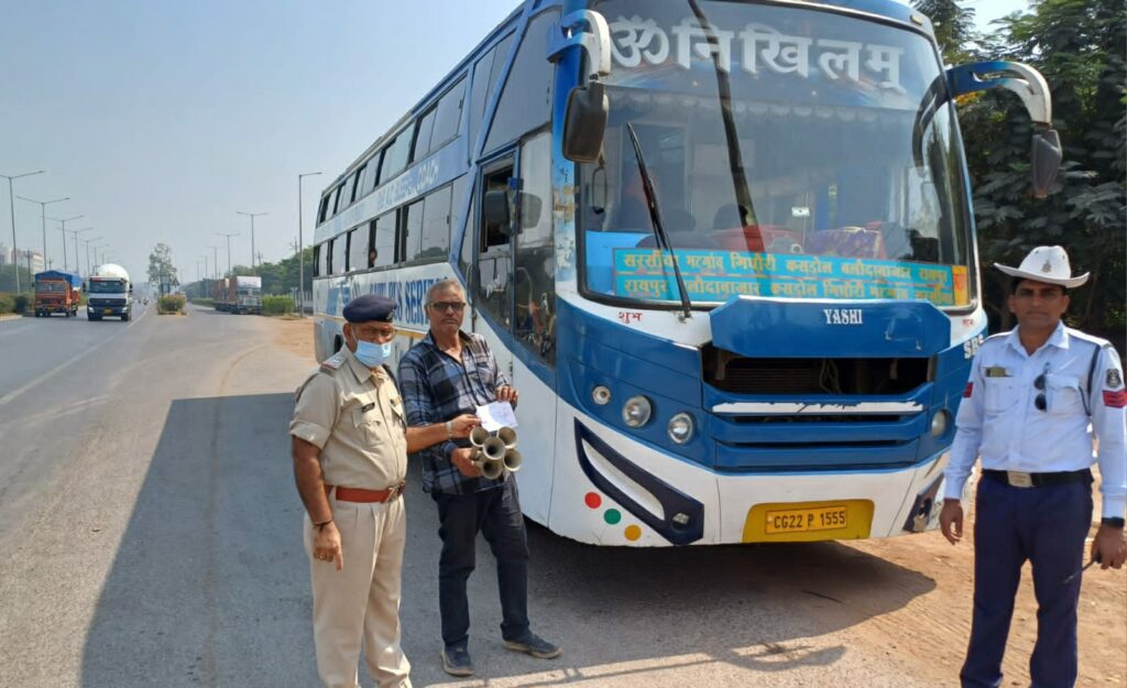 RAIPUR NEWS: Checking of buses in view of elections, police took action against 157 buses having pressure horns.