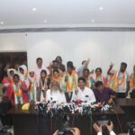 CG Assembly Elections 2023 : महंत रामसुंदर के समर्थन में 25 प्रत्याशियों ने लिया नाम वापस, कांग्रेस में हुए शामिल 