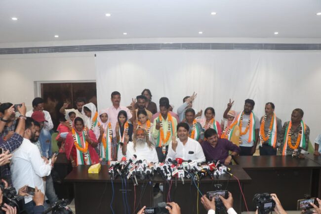 CG Assembly Elections 2023 : महंत रामसुंदर के समर्थन में 25 प्रत्याशियों ने लिया नाम वापस, कांग्रेस में हुए शामिल 