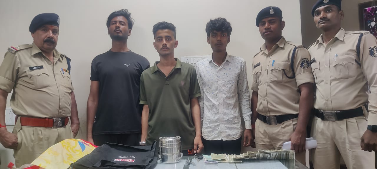 Raipur Crime News : लूट की घटना को अंजाम देने वाले 3 आरोपी गिरफ्तार, दोपहिया वाहन गिराकर दिये थे घटना को अंजाम