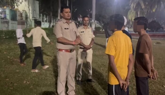 CG NEWS : सड़क छाप मजनुओं पर पुलिस रख रही निगरानी, गार्डन में सैर करने वालों को परेशान करने की मिल रही थी जानकारी