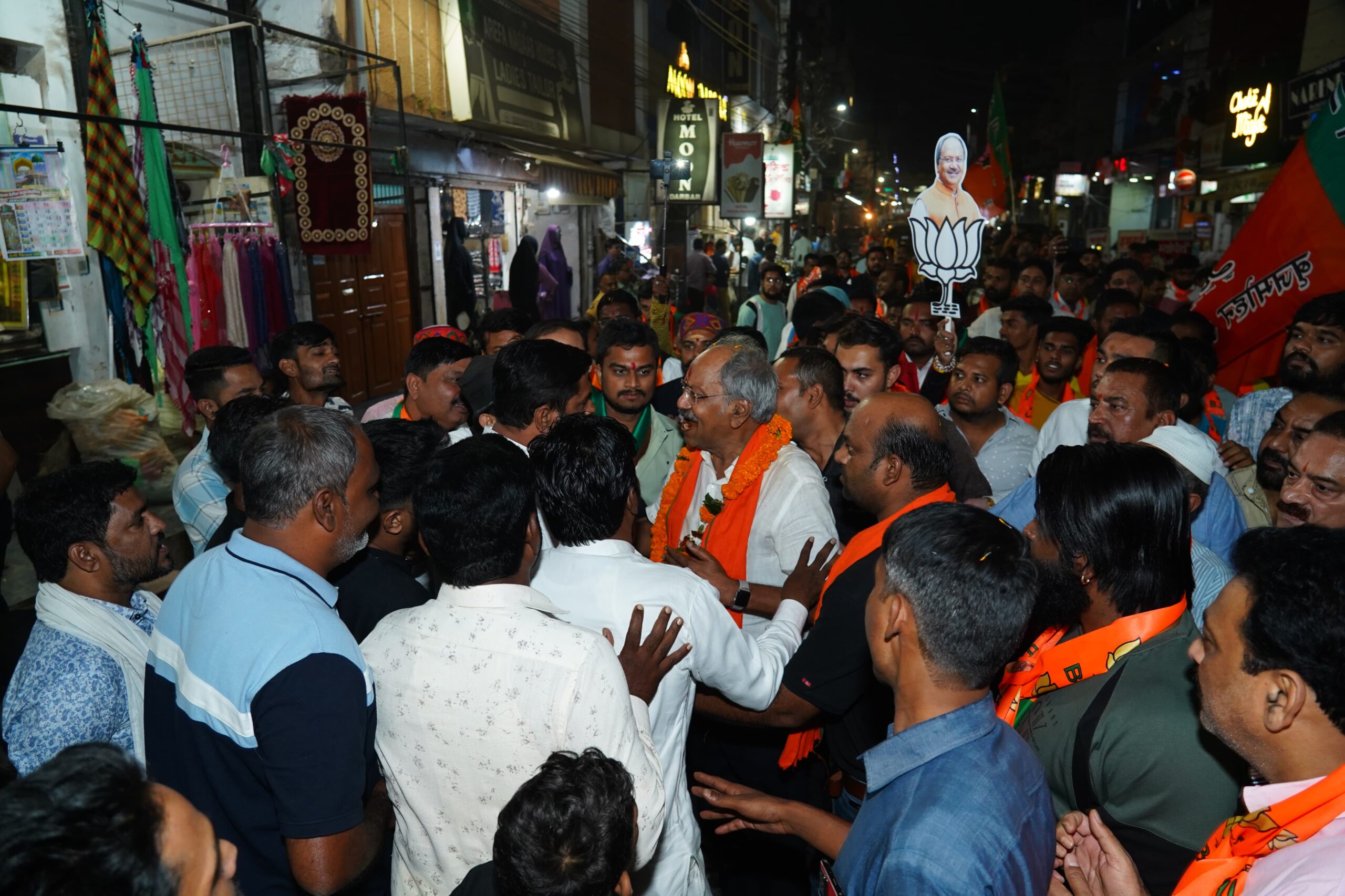 RAIPUR BREAKING : भाजपा विधायक बृजमोहन अग्रवाल पर हमला, बड़ी संख्या में थाने पहुंचे BJP कार्यकर्ता 