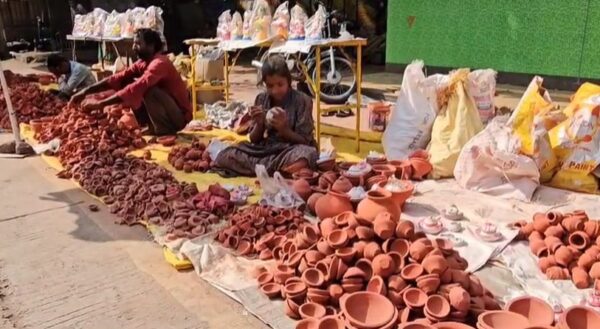 DIWALI 2023 : पीएम नरेंद्र मोदी की Vocal For Local की अपील का असर, लोग लोकल कुम्हारों से कर रहे दीपक और सजावटी सामग्री की खरीदारी 