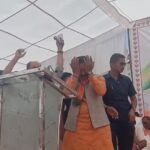 MP NEWS : मुख्यमंत्री की सभा में रोते गिड़गिड़ाते नजर आए भाजपा प्रत्याशी सुरेश धाकड़ राठखेड़ा, जनता से झोली फैला कर मांगे वोट 