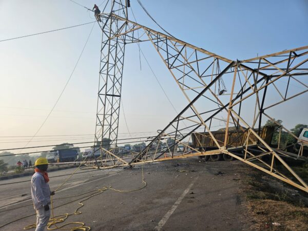 CG NEWS : अचानक बिजली का टावर गिरने से बड़ा हादसा, चपेट में आया ट्रक 