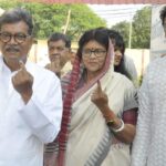 CG ELECTION 2023 : कांग्रेस प्रत्याशी डॉक्टर चरण दास महंत ने परिवार सहित अपने गृह ग्राम सारागांव में किया मतदान, अधिक से अधिक संख्या में वोट देने की अपील 