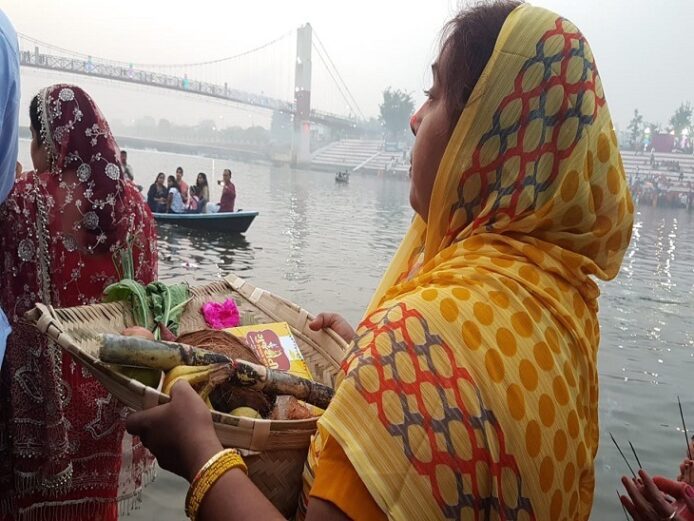 Chhath Puja 2023 : रायपुर के महादेव घाट में डूबते सूर्य देव को अर्घ्य देकर व्रतियों ने मनाया छठ महापर्व, श्रद्धालुओं की उमड़ी भीड़ 