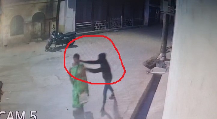 CG BREAKING : राह चलती महिला के गले से स्कूटर सवार युवकों ने झपटी चैन, कैमरे में कैद हुआ घटना