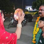 Karwa Chauth 2023 : चुनाव की तैयारियों में व्यस्त थे पति, करवा चौथ का व्रत खुलवाने कार्यालय पहुंच गई पत्नी