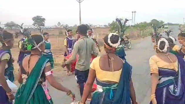Sua Dance : ग्रामीण अंचलों में छत्तीसगढ़ी लोक नृत्य सुआ की मची धूम, मनमोहक गीत और नृत्य की प्रस्तुति दे रही बालिकाएं