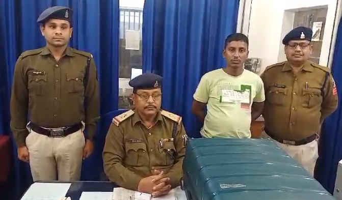 CG CRIME : लाखों के गांजे के साथ एक युवक को जीआरपी पुलिस ने दबोचा, कोलकाता से दिल्ली लेकर जा रहा था गांजा 