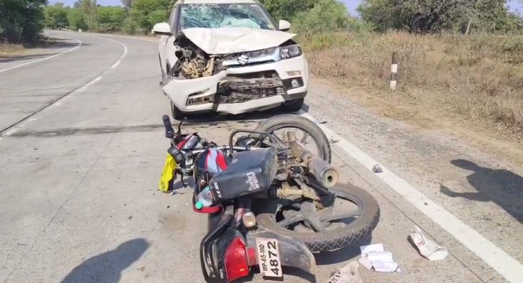 ACCIDENT BREAKING : कार और बाइक में जोरदार भिड़ंत, बाइक सवार दो युवकों की हालत गंभीर 
