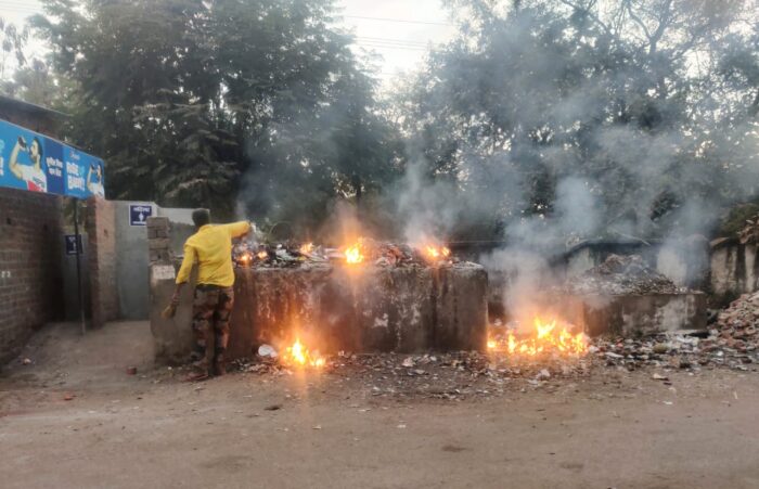 CG NEWS : आदर्श ग्राम पंचायत रुद्री में कचरो का अंबार, आनंद फानन में अधिकारी नाक बचाने कर रहे स्वाहा 