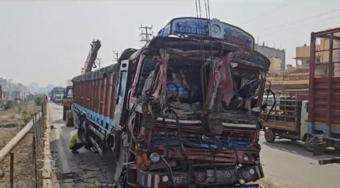  RAIPUR ACCIDENT NEWS : तेज रफ्तार ट्रक ने डंपर को मारी जोरदार टक्कर, चालक की मौके पर मौत, हेल्पर घायल 