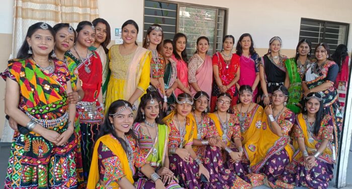 RAIPUR NEWS : गुरुकुल महिला महाविद्यालय में गरबा प्रतियोगिता का आयोजन, विजेताओं को किया गया पुरुस्कृत 