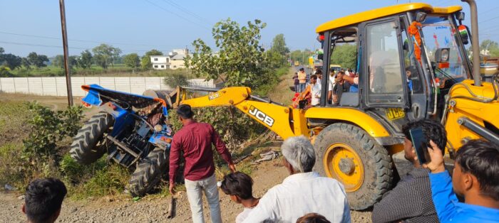 ACCIDENT NEWS : ट्रैक्टर ट्रॉली पलटने से ड्राइवर की मौके पर ही मौत, दूसरा घायल