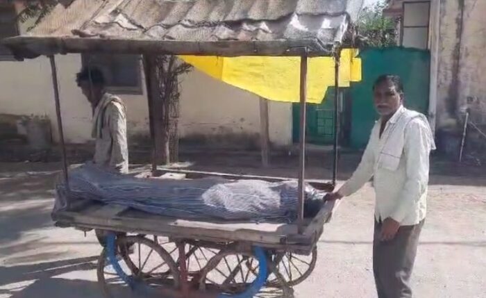 MP NEWS : मौत के बाद भी झेलनी पड़ रही परेशानी, वाहन के अभाव में ठेले से ले जाया गया युवक का शव 