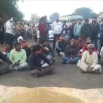 MP NEWS : धान खरीदी केन्द्र के सामने किसानों ने किया चक्काजाम, हाइवे पर लगी लंबी जाम 