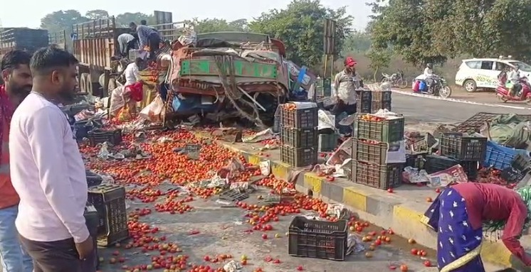 RAIPUR NEWS : रायपुर में टमाटर से भरी ट्रक पलटी, पूरे सड़क में फैला टमाटर 