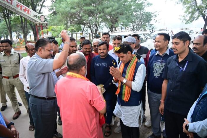 RAIPUR NEWS : अल्ट्रा टेक सीमेंट बैकुंठ में मंत्री टंक राम वर्मा का भव्य स्वागत