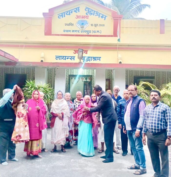 RAIPUR NEWS : सामाजिक संस्था गौरी शंकर सेवा समिति ने वृद्धाश्रम में बुजुर्गों को किया बांटे कंबल 