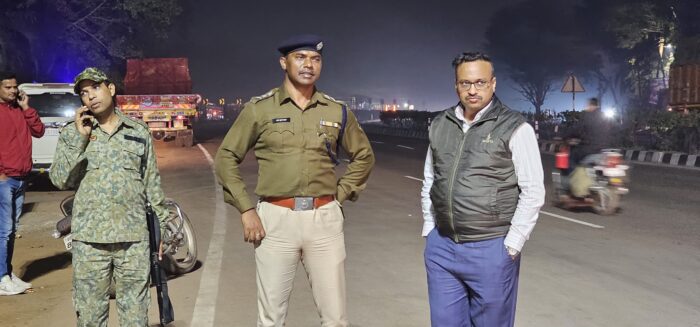 CG NEWS : एसपी राम गोपाल गर्ग ने ट्रैफिक व्यवस्था और नाकेबंदी प्वाइंट का लिया जायजा, नववर्ष के दौरान रात में हुडदंग मचाने, नशे में गाड़ी चलाने वालों पर कार्रवाई करने के दिए निर्देश  