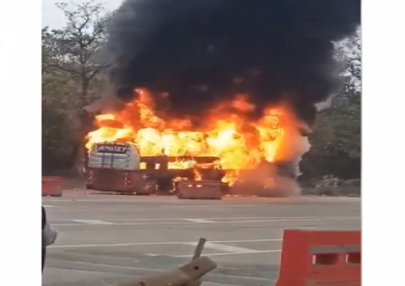 CG BREAKING : यात्रियों से भरी अम्बे ट्रेवल्स की बस में भीषण आग, देखें VIDEO 
