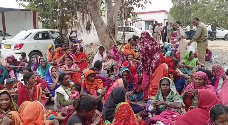 Mahasamund News : वन विभाग ने 124 महिलाओं- बच्चो को किया गिरफ्तार, ग्रामीण महिलाओं ने जमानत लेने से किया इंकार 