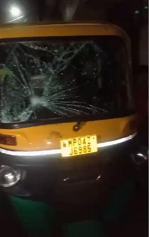MP NEWS : भोपाल में बदमाशों का आतंक, आनेजाने वालों को अपशब्द कहते हुए वाहनों में की तोड़फोड़, ऑटो चालक को घोंपा चाकू, 4 आरोपी गिरफ्तार 