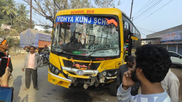 CG NEWS : तेज रफ्तार माजदा ने स्कूली बच्चों से भरी बस को मारी ठोकर, एक को आई चोट, नशे की हालत में मिला ड्राइवर 