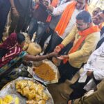  CG NEWS : उपमुख्यमंत्री विजय शर्मा ने बाजार में बुजुर्ग महिला से खरीदा लड्डू, फिर लोगों में बांटकर दी मकर संक्रांति की शुभकामनाएं