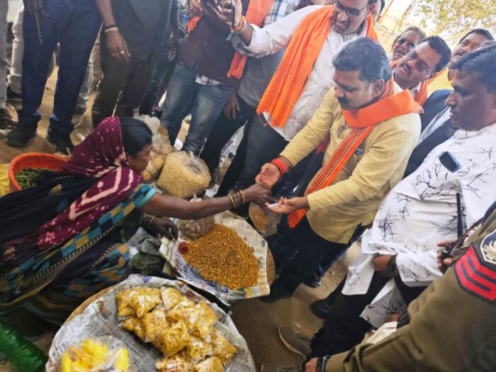  CG NEWS : उपमुख्यमंत्री विजय शर्मा ने बाजार में बुजुर्ग महिला से खरीदा लड्डू, फिर लोगों में बांटकर दी मकर संक्रांति की शुभकामनाएं