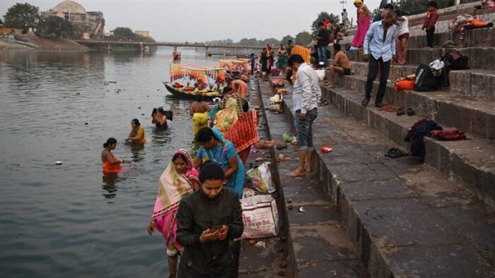 Makar Sankranti 2024 : देशभर में मकर संक्रांति की धूम, महादेवघाट पर श्रद्धालुओं ने लगाई आस्था की डुबकी, शहर के सभी मंदिरों में उमड़ी भीड़