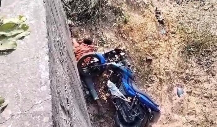 CG ACCIDENT NEWS : साइन बोर्ड से टकराकर पुलिया से नीचे खाई में गिरा बाइक सवार युवक, हुई मौत 